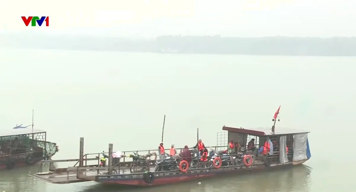 Đò, phà qua sông ở Hà Nội: Nhiều người chấp hành mặc áo phao kiểu “đối phó” - Ảnh 1.