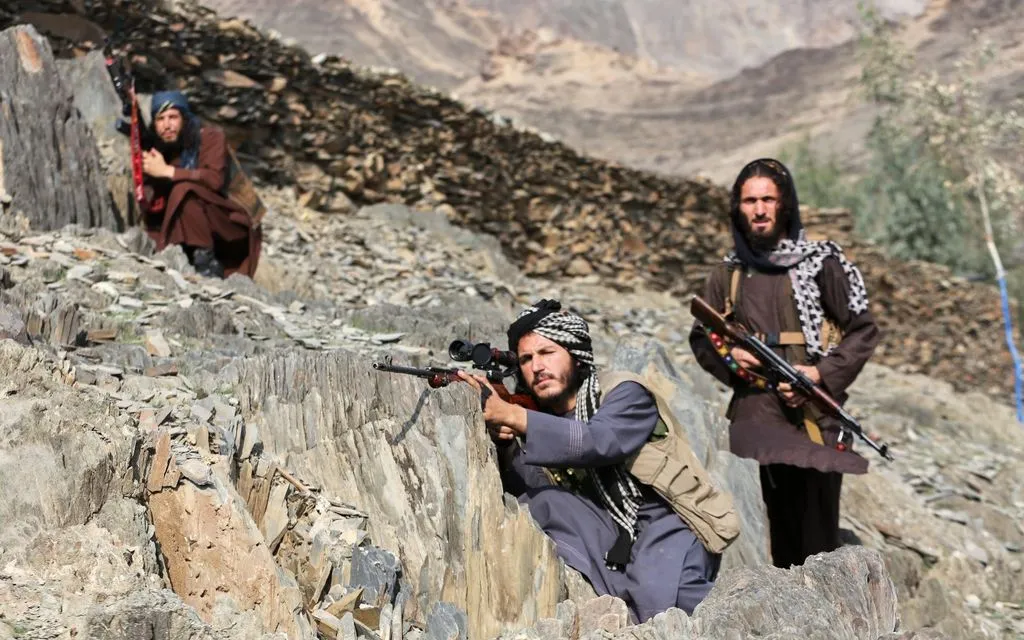 Binh sĩ Taliban Afghanistan quan sát về phía Pakistan tại cửa khẩu Torkham, Afghanistan, ngày 27/2/2026 (Ảnh: AP)