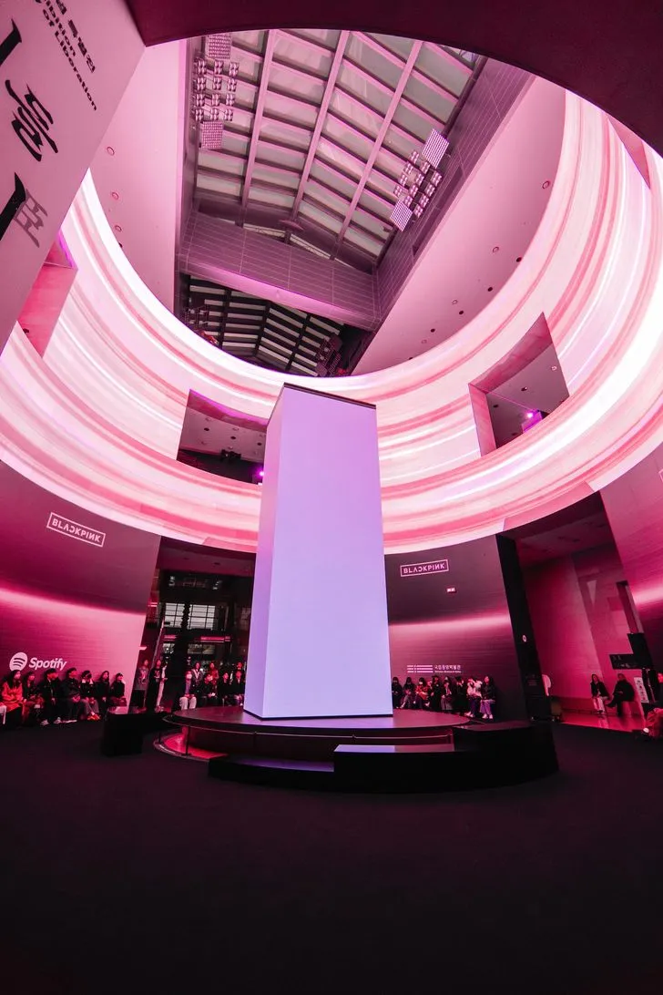 Phát hành sản phẩm âm nhạc mới, BLACKPINK nhuộm hồng bảo tàng quốc gia hàng đầu Hàn Quốc - Ảnh 1.