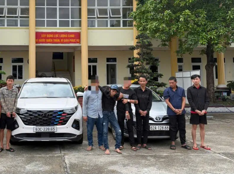 Bắt nh&oacute;m đối tượng chặn xe, bắt phụ nữ để b&aacute;n sang Campuchia - Ảnh 1.