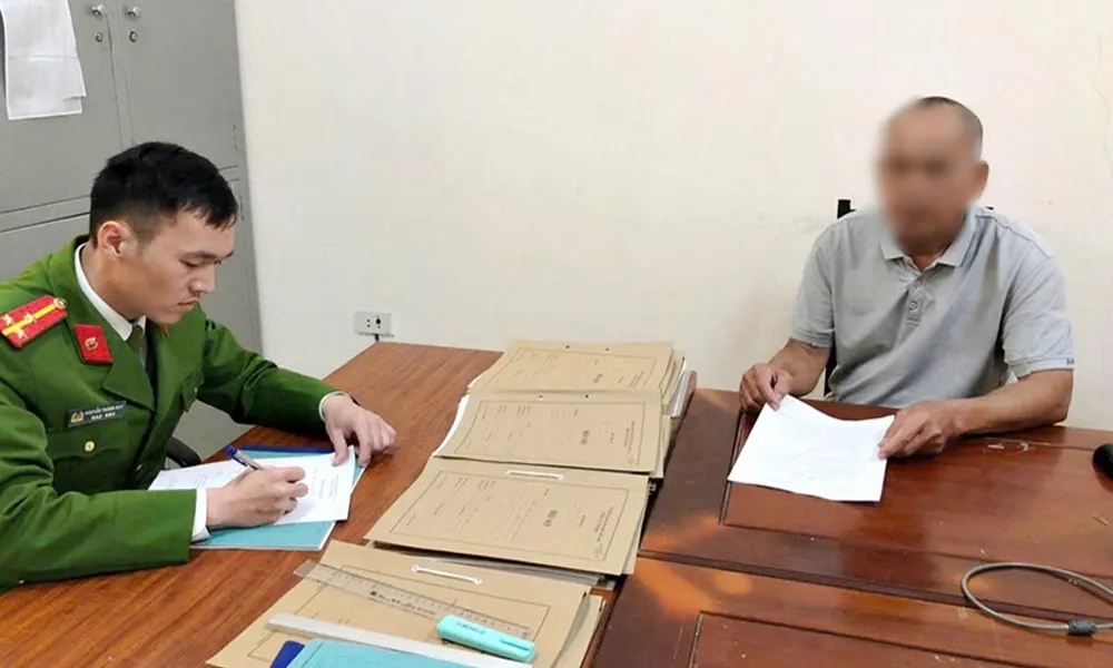 Phạt hơn 30 triệu đồng 2 người “chặt chém” tiền trông giữ xe tại chùa Phật Tích - Ảnh 1.