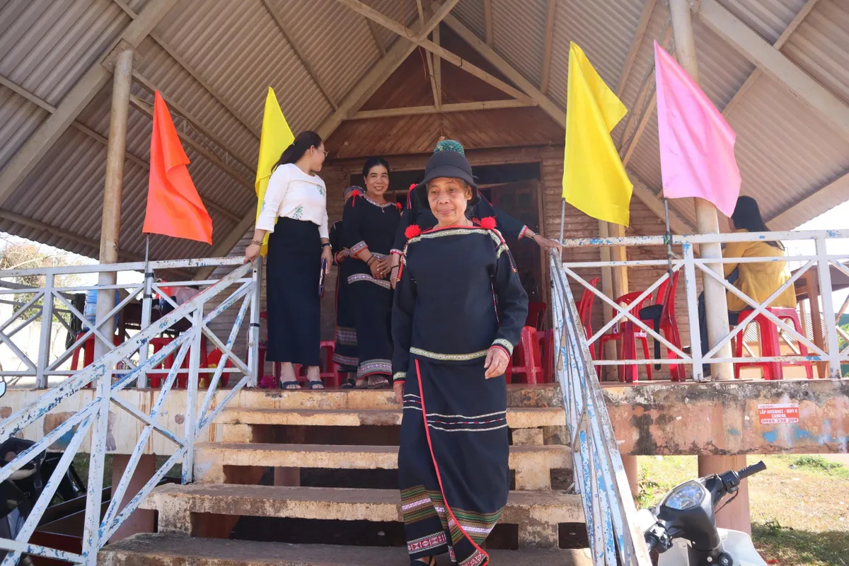 Lan tỏa về ng&agrave;y hội bầu cử đến từng bu&ocirc;n l&agrave;ng ở Đắk Lắk - Ảnh 2.