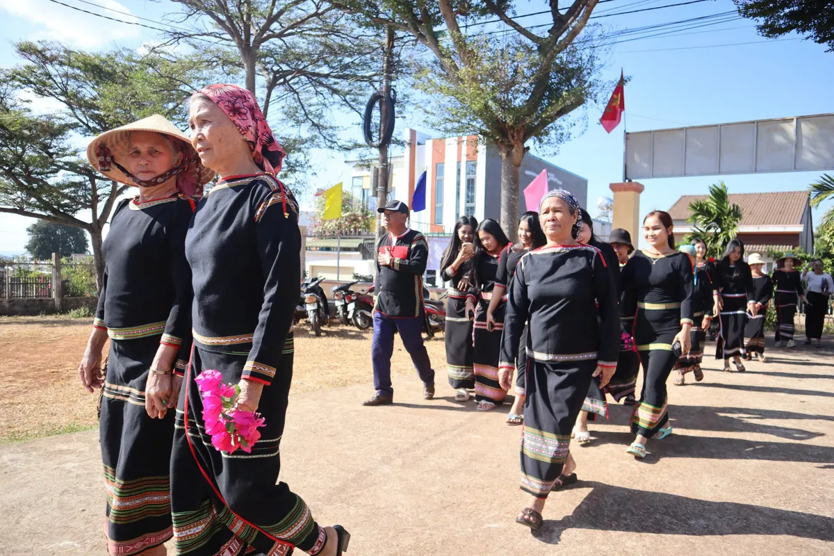 Lan tỏa về ng&agrave;y hội bầu cử đến từng bu&ocirc;n l&agrave;ng ở Đắk Lắk - Ảnh 1.