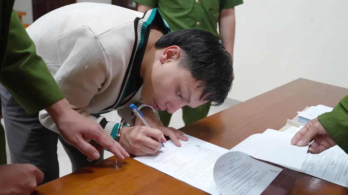 Tạm giữ tài xế lái ô tô lao vào đám đông tại cây xăng ở Đà Lạt- Ảnh 1. Tạm giữ tài xế lái ô tô lao vào đám đông tại cây xăng ở Đà Lạt- Ảnh 1.