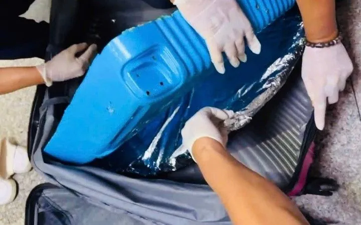 4,5kg cocain bị lực lượng hải quan phát hiện được cất giấu tinh vi trong hành lý cá nhân của nữ hành khách người nước ngoài.