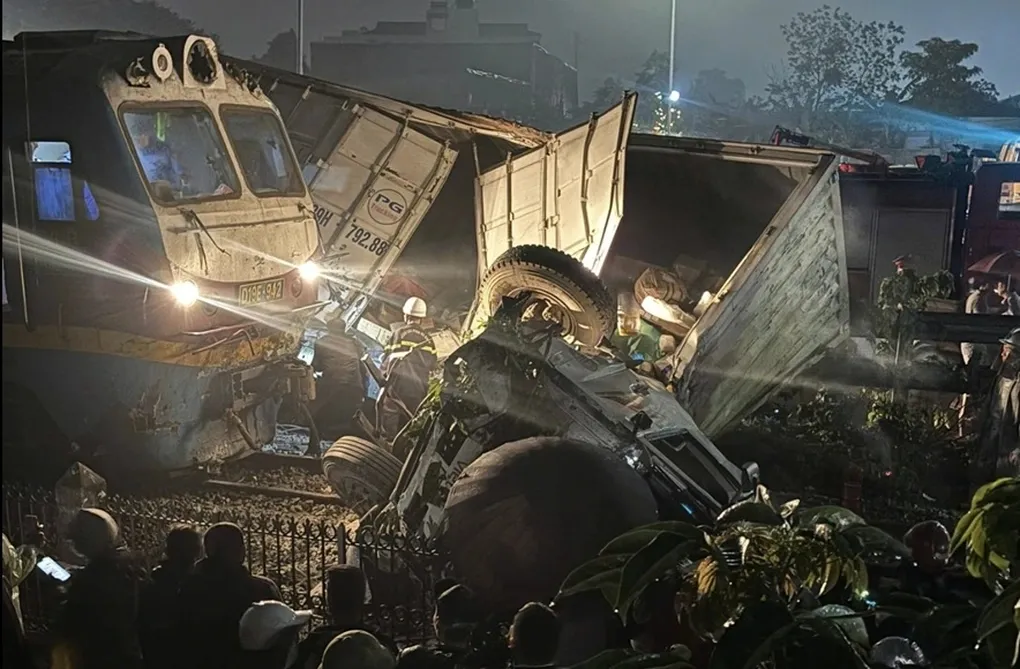 Tu&acirc;n thủ quy định khi qua đường sắt: Vi phạm c&oacute; thể bị phạt đến 7 triệu đồng- Ảnh 1.