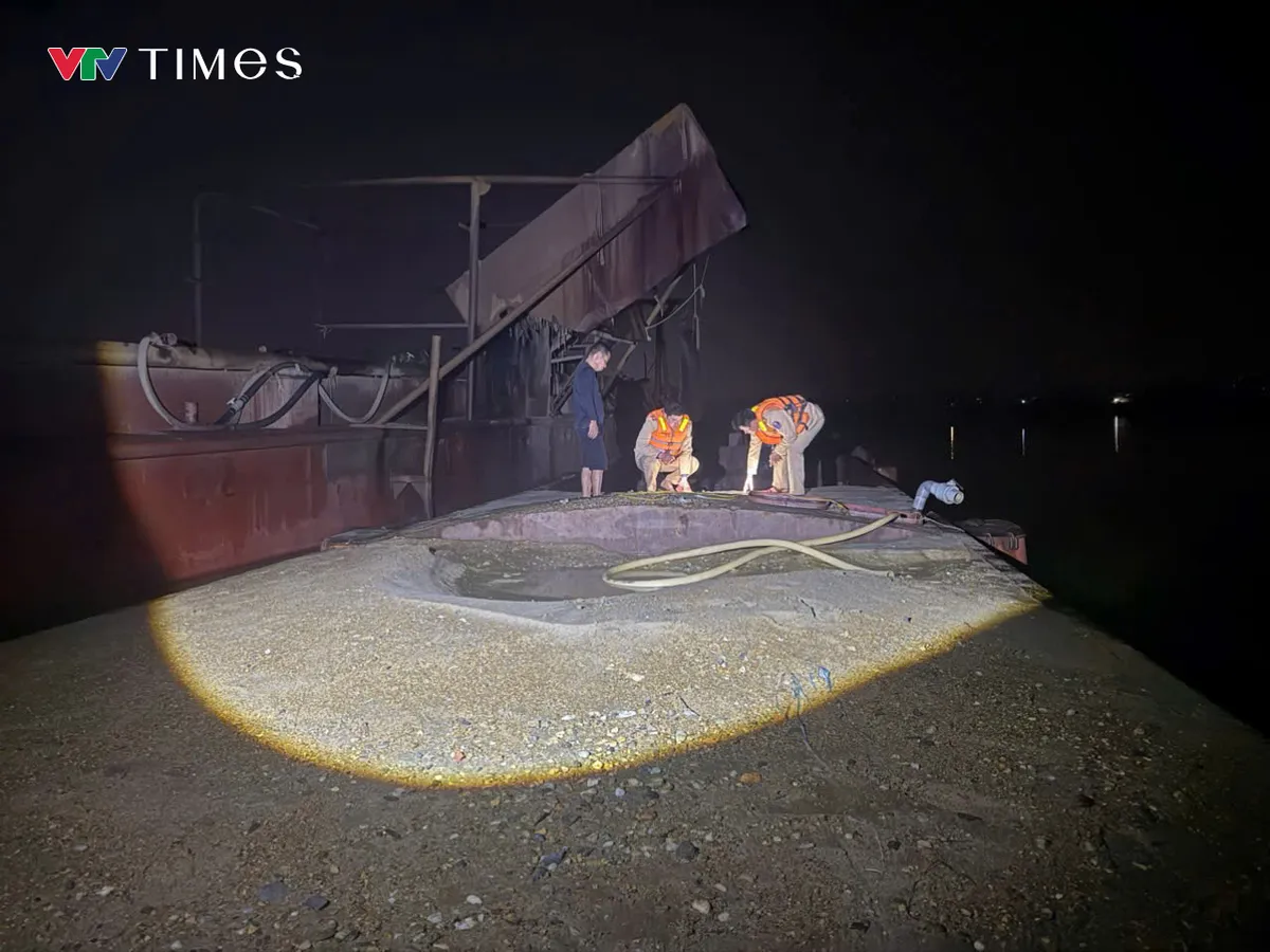 H&agrave; Nội: Bắt giữ 02 phương tiện khai th&aacute;c c&aacute;t tr&aacute;i ph&eacute;p tr&ecirc;n s&ocirc;ng Cầu - Ảnh 3.