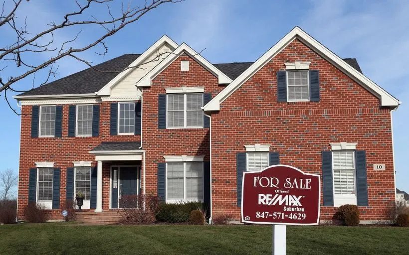 Một ngôi nhà treo biển rao bán tại bang Illinois (Mỹ). (Ảnh: AFP/TTXVN)