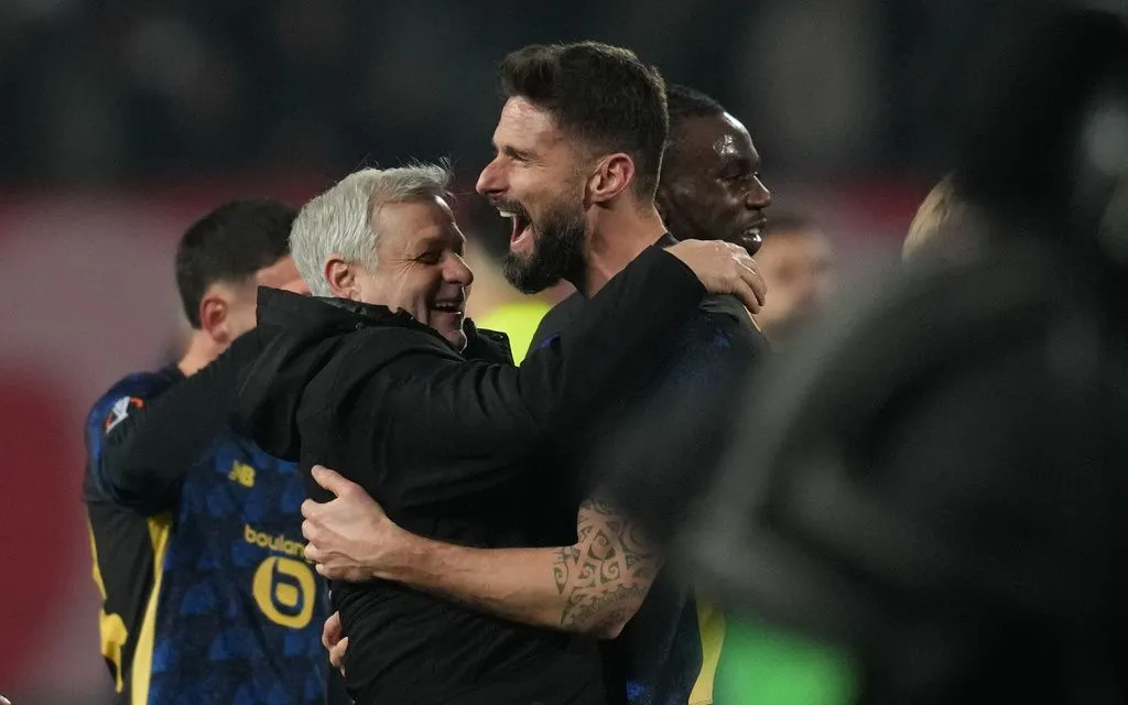 HLV trưởng của Lille OSC, Bruno Genesio, ôm chúc mừng Olivier Giroud sau trận lượt về vòng play-off UEFA Europa League giữa Red Star Belgrade và Lille tại Belgrade, Serbia. (Ảnh: AP)