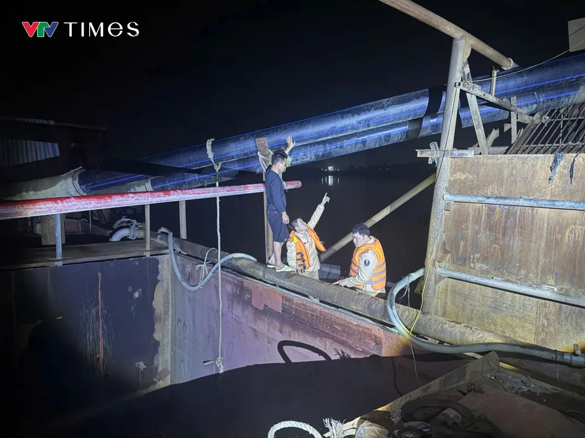 H&agrave; Nội: Bắt giữ 02 phương tiện khai th&aacute;c c&aacute;t tr&aacute;i ph&eacute;p tr&ecirc;n s&ocirc;ng Cầu - Ảnh 1.