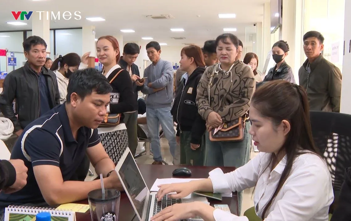 Nhu cầu giải quyết thủ tục h&agrave;nh ch&iacute;nh tăng cao sau Tết - Ảnh 1.