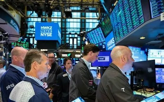 Giao dịch viên tại sàn chứng khoán New York, Mỹ. Ảnh: THX/TTXVN