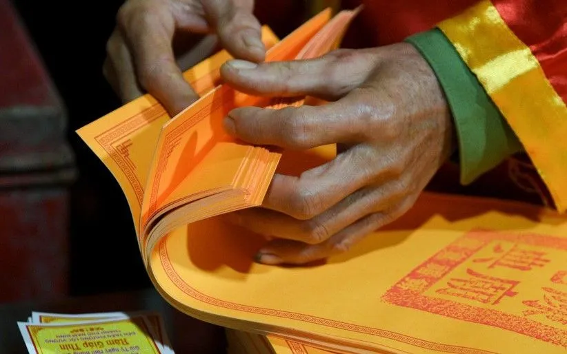 Ban Tổ chức lễ hội đã chuẩn bị hàng chục vạn cánh ấn Đền Trần. Ảnh tư liệu