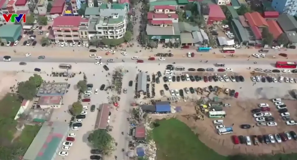 LỘN XỘN DỊCH VỤ TẠI LỄ HỘI - Ảnh 1.