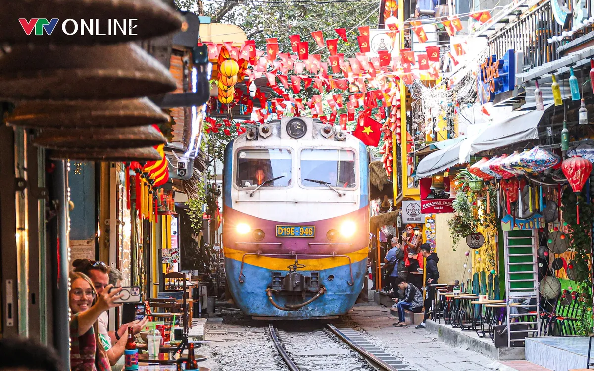Hà Nội giảm tàu khách, dừng tàu hàng qua phố cà phê đường tàu - Ảnh 1.