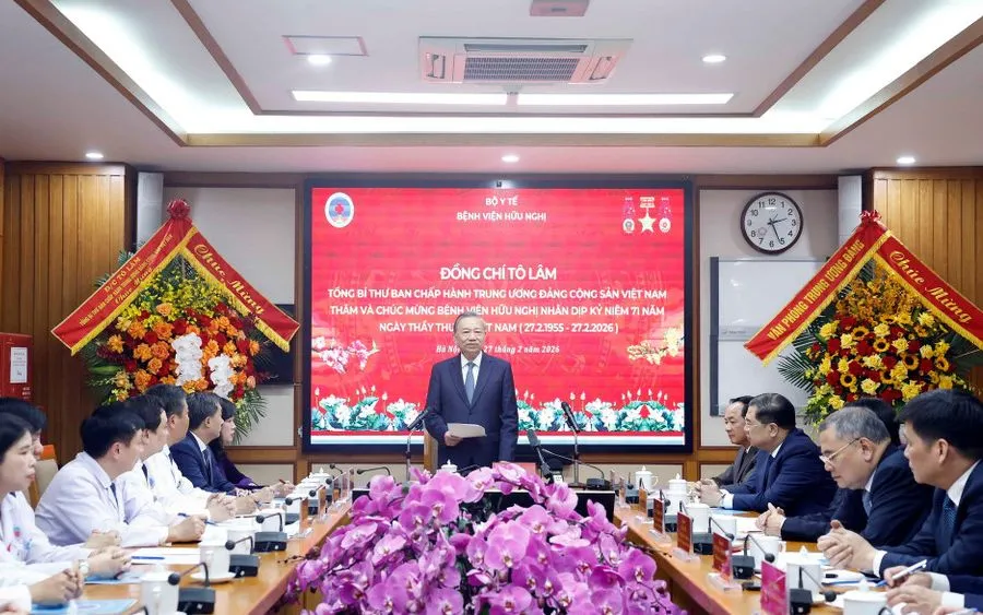 Tổng Bí thư Tô Lâm phát biểu tại buổi thăm, chúc mừng ngành y tế và đội ngũ y bác sĩ Bệnh viện Hữu Nghị nhân kỷ niệm 71 năm Ngày Thầy thuốc Việt Nam. (Ảnh: TTXVN)