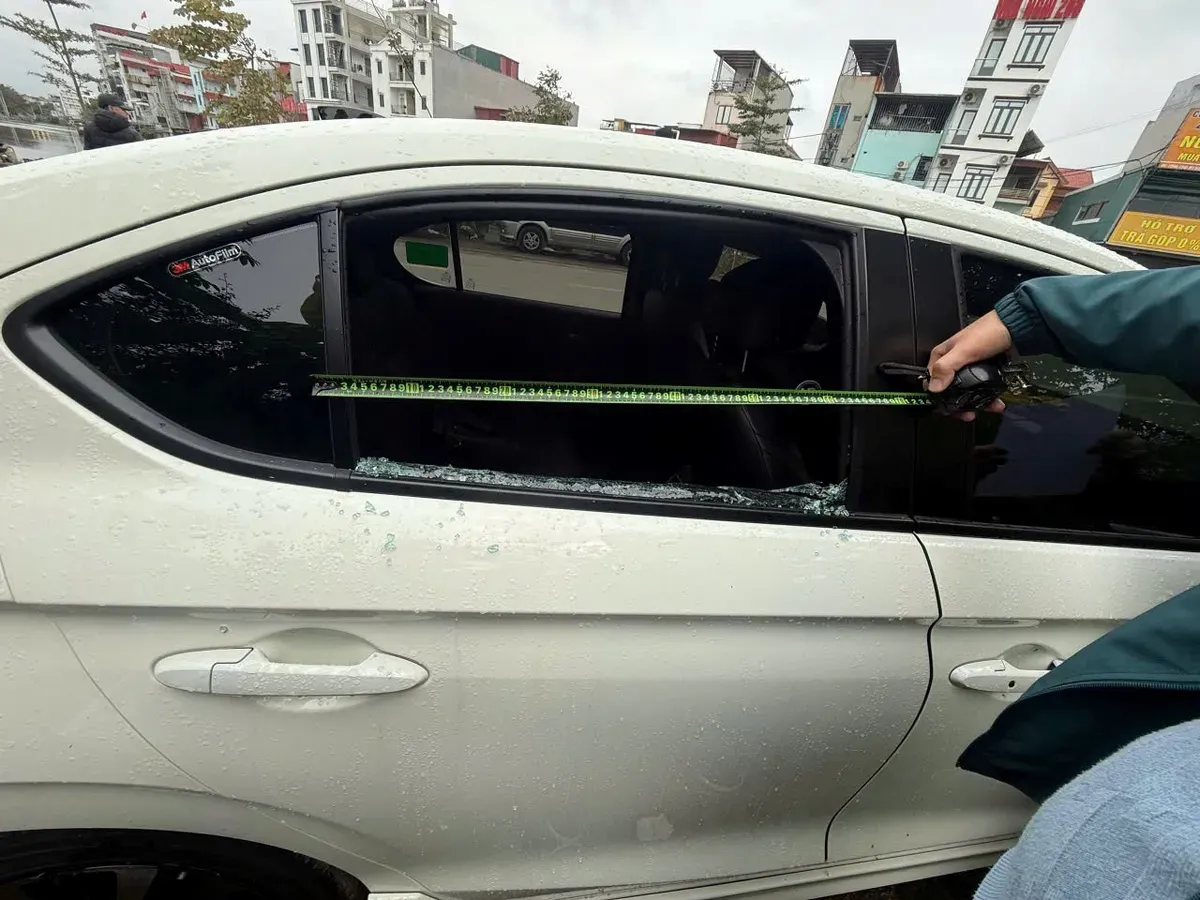 Tạm giữ đối tượng đập k&iacute;nh &ocirc; t&ocirc; trộm t&agrave;i sản tại phường Nếnh- Ảnh 1.