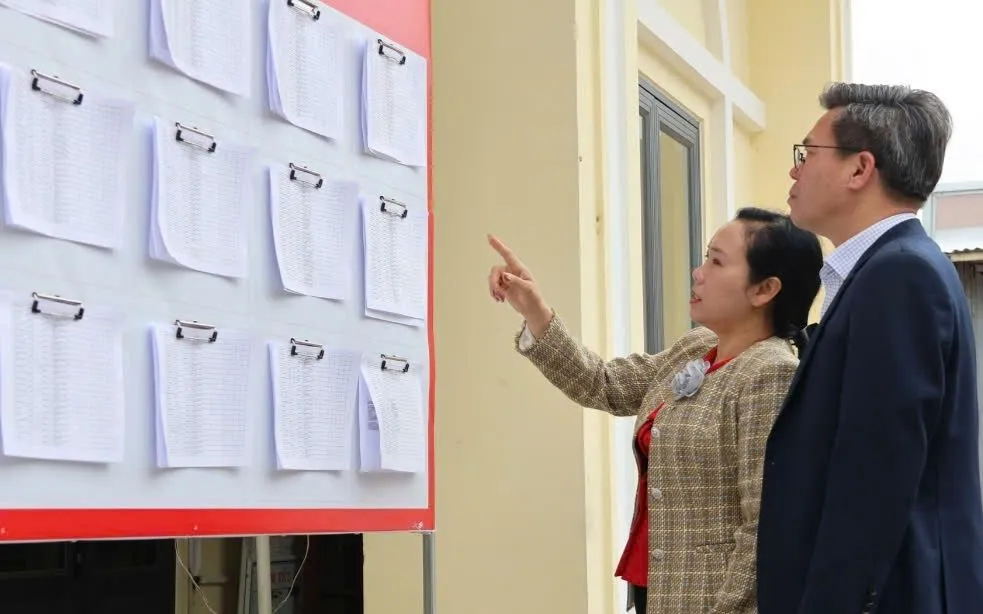 Đoàn giám sát công tác bầu cử kiểm tra về việc lập danh sách cử tri, bảo đảm chính xác thông tin cử tri.