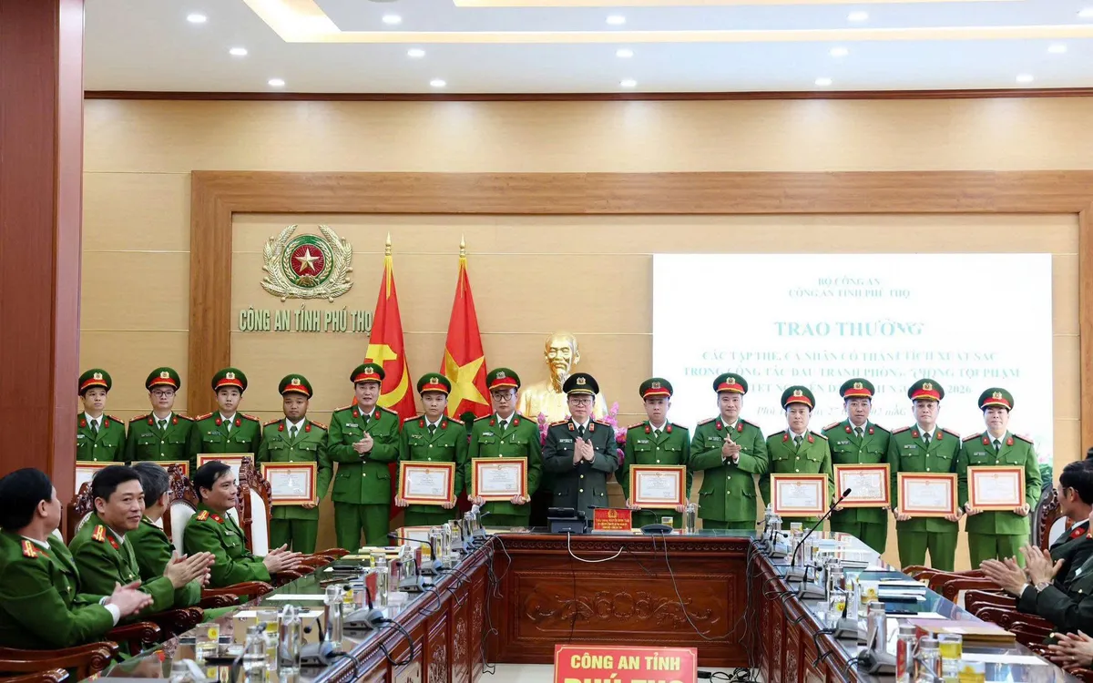 C&ocirc;ng an tỉnh Ph&uacute; Thọ khen thưởng đột xuất th&agrave;nh t&iacute;ch ph&aacute; nhanh vụ &aacute;n trong dịp Tết- Ảnh 2.