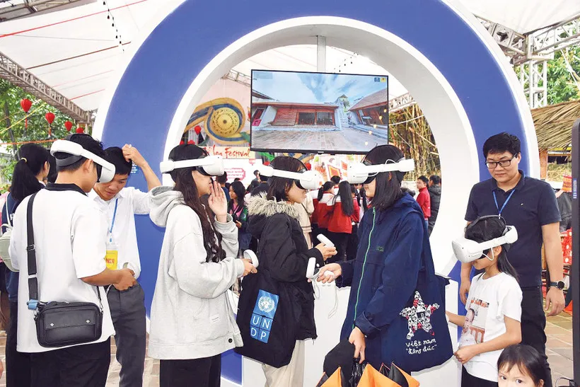 Dung h&ograve;a truyền thống-hiện đại m&ugrave;a lễ hội- Ảnh 1.