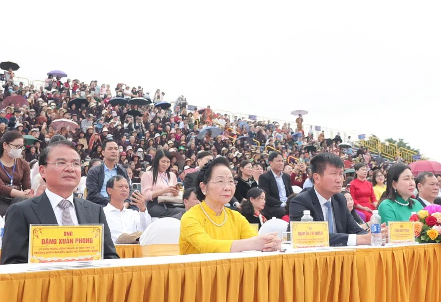 Hội xuân Tam Chúc: Rạng rỡ "Bình minh cõi Phật" - Ảnh 1.