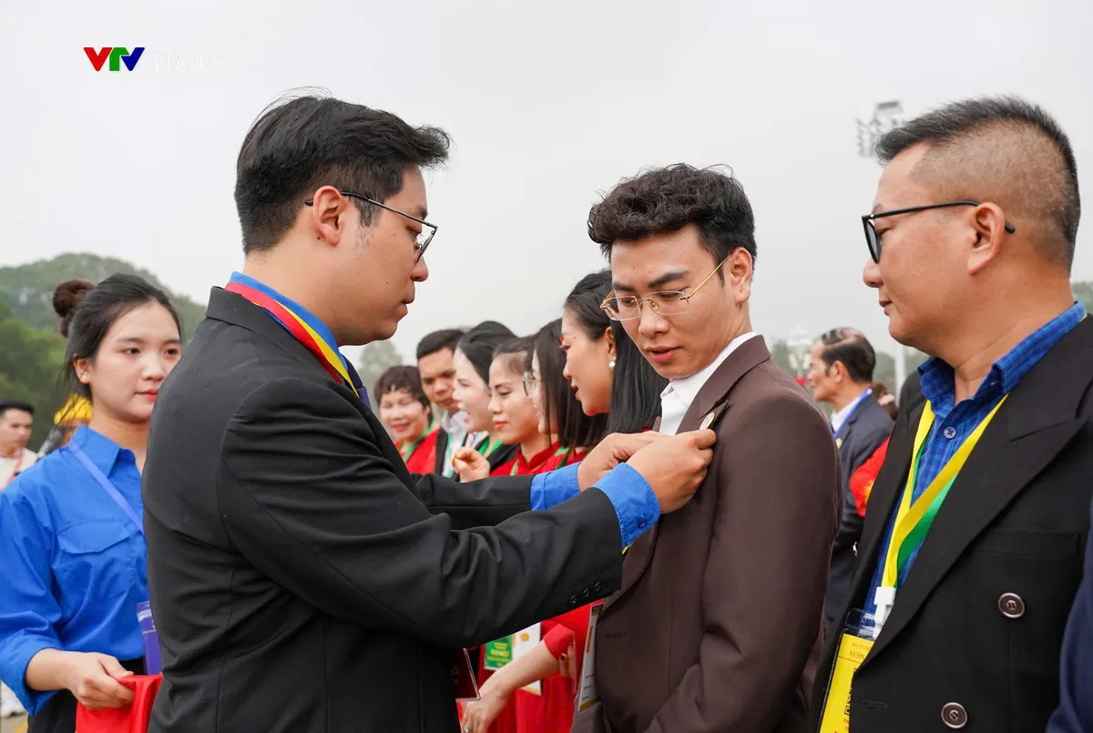 Đo&agrave;n thanh ni&ecirc;n VTV d&acirc;ng hương, trồng c&acirc;y tại Vườn c&acirc;y ơn B&aacute;c- Ảnh 3.