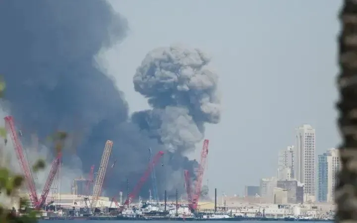 Hình ảnh được cho là Iran không kích một địa điểm ở Abu Dhabi, ngày 28/2/2026 (Ảnh: Reuters)