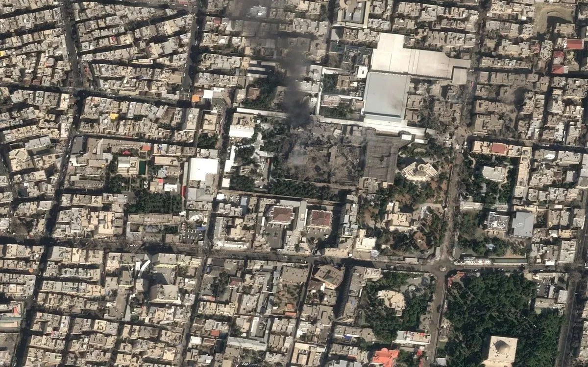 Khói cuồn cuộn bốc lên trên khu phức hợp của Lãnh tụ tối cao Ali Khamenei ở Tehran, Iran, ngày 28/2 (Ảnh: Airbus)