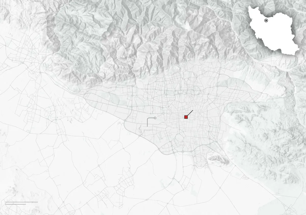 Ảnh vệ tinh ghi nhận cột khói bốc lên tại khu phức hợp của Lãnh tụ Tối cao Iran - Ảnh 1.