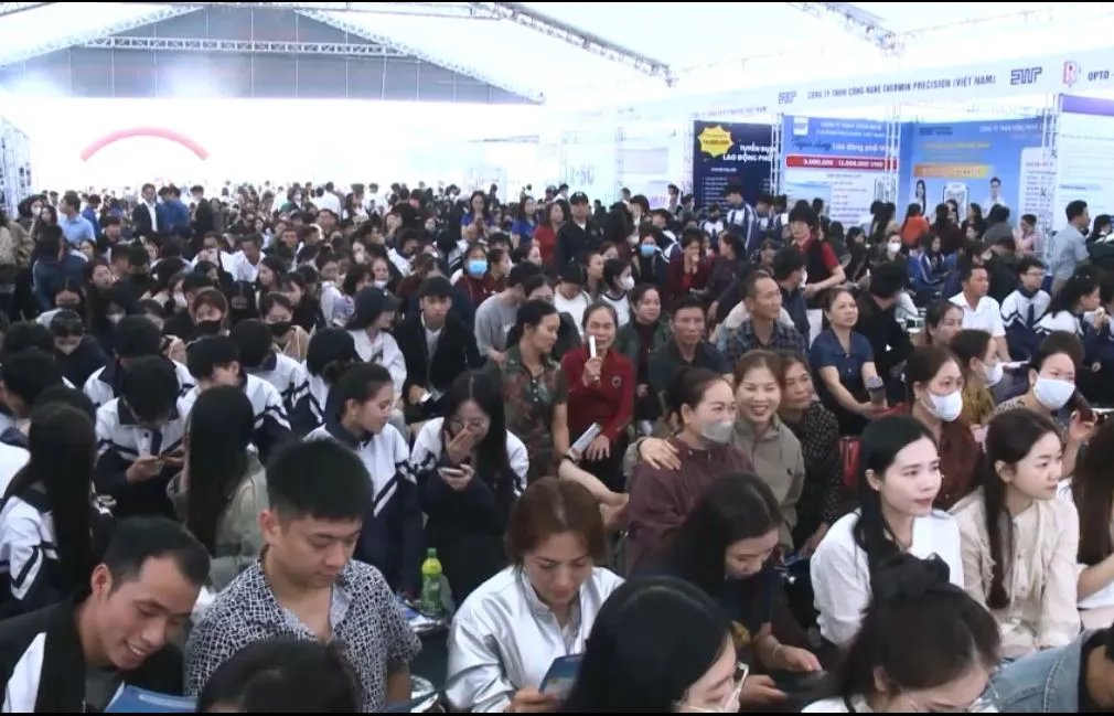 Nghệ An: H&agrave;ng ngh&igrave;n người lao động tham gia Ng&agrave;y hội việc l&agrave;m- Ảnh 1.