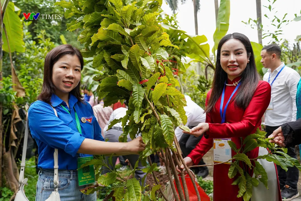 Đo&agrave;n thanh ni&ecirc;n VTV d&acirc;ng hương, trồng c&acirc;y tại Vườn c&acirc;y ơn B&aacute;c- Ảnh 6.