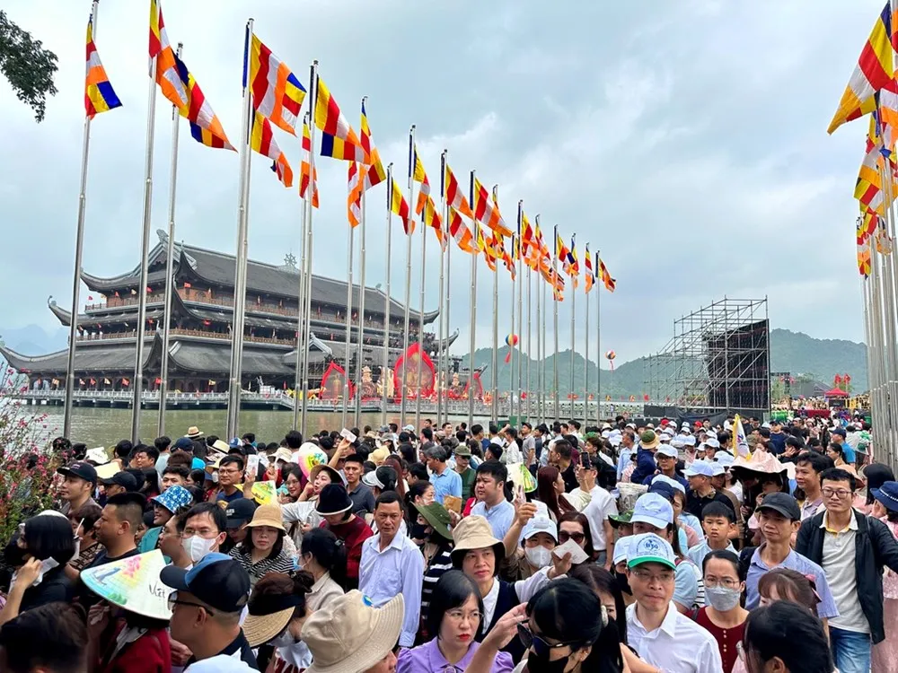 Ninh Bình đón nhận Bằng xếp hạng Di tích Quốc gia đặc biệt Quần thể Di tích Tam Chúc - Ảnh 6.