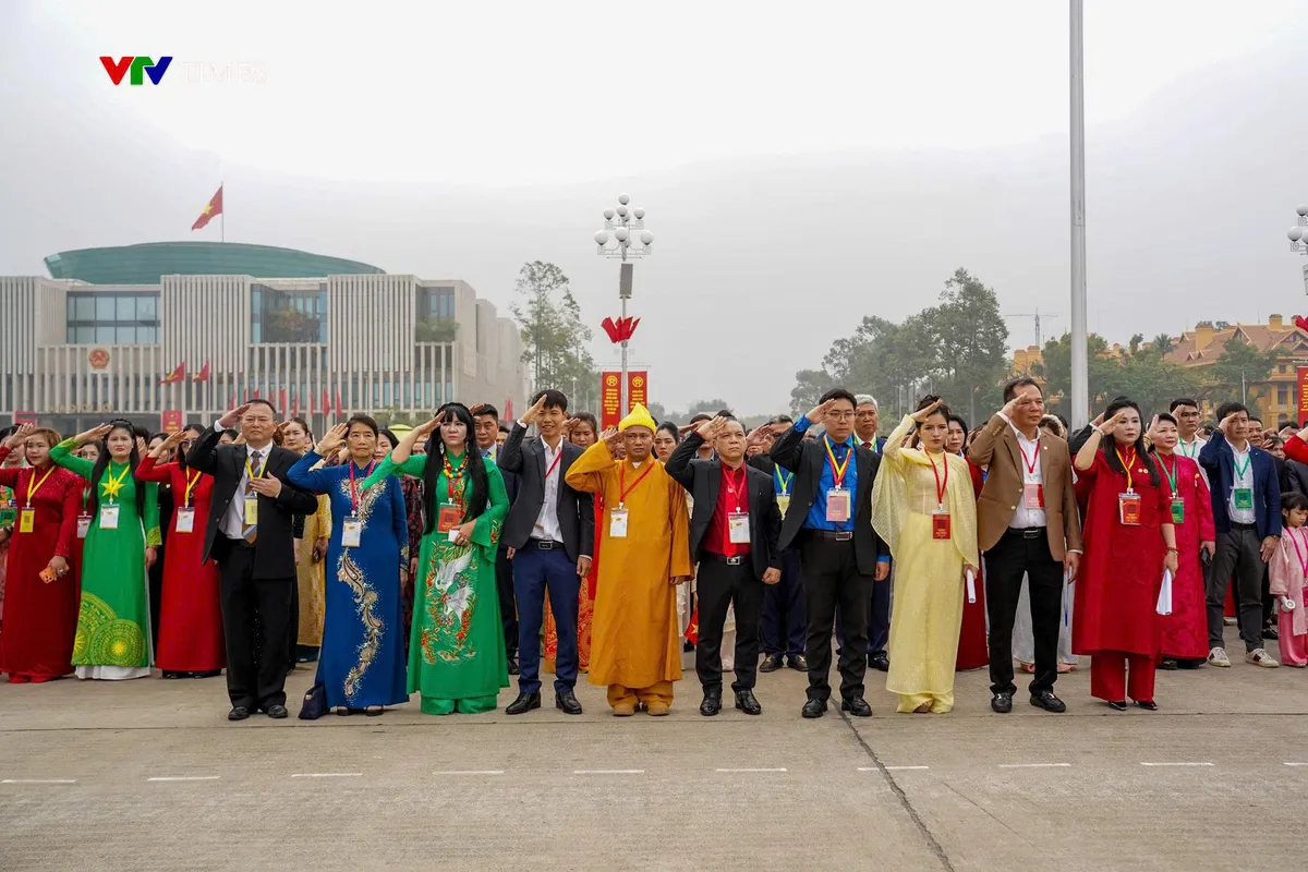 Đo&agrave;n thanh ni&ecirc;n VTV d&acirc;ng hương, trồng c&acirc;y tại Vườn c&acirc;y ơn B&aacute;c- Ảnh 1.