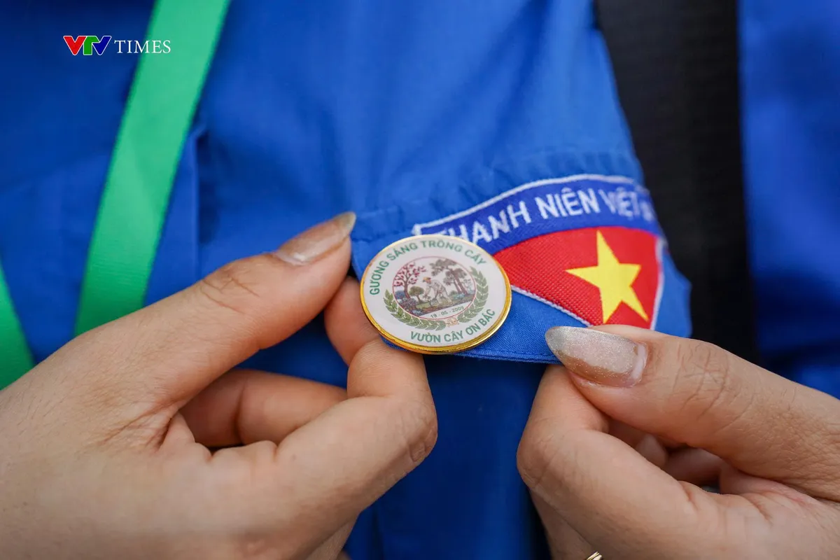 Đo&agrave;n thanh ni&ecirc;n VTV d&acirc;ng hương, trồng c&acirc;y tại Vườn c&acirc;y ơn B&aacute;c- Ảnh 5.