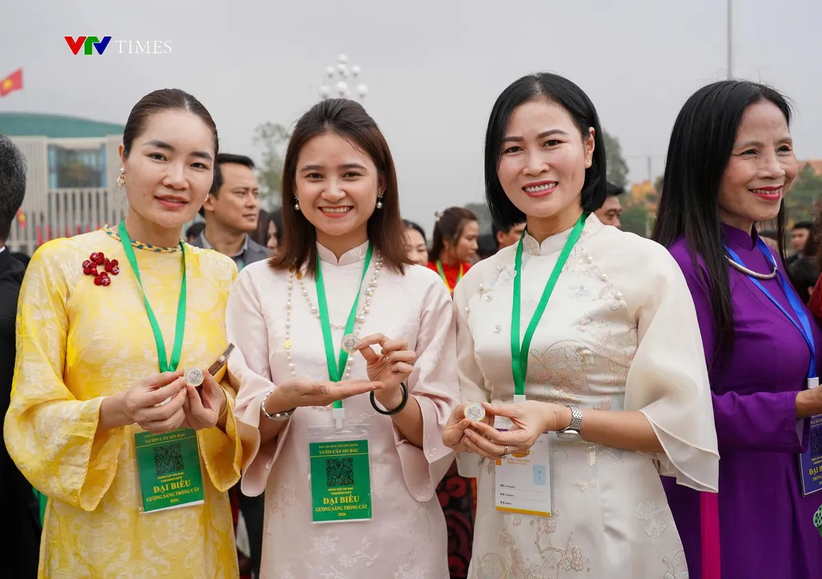 Đo&agrave;n thanh ni&ecirc;n VTV d&acirc;ng hương, trồng c&acirc;y tại Vườn c&acirc;y ơn B&aacute;c- Ảnh 4.