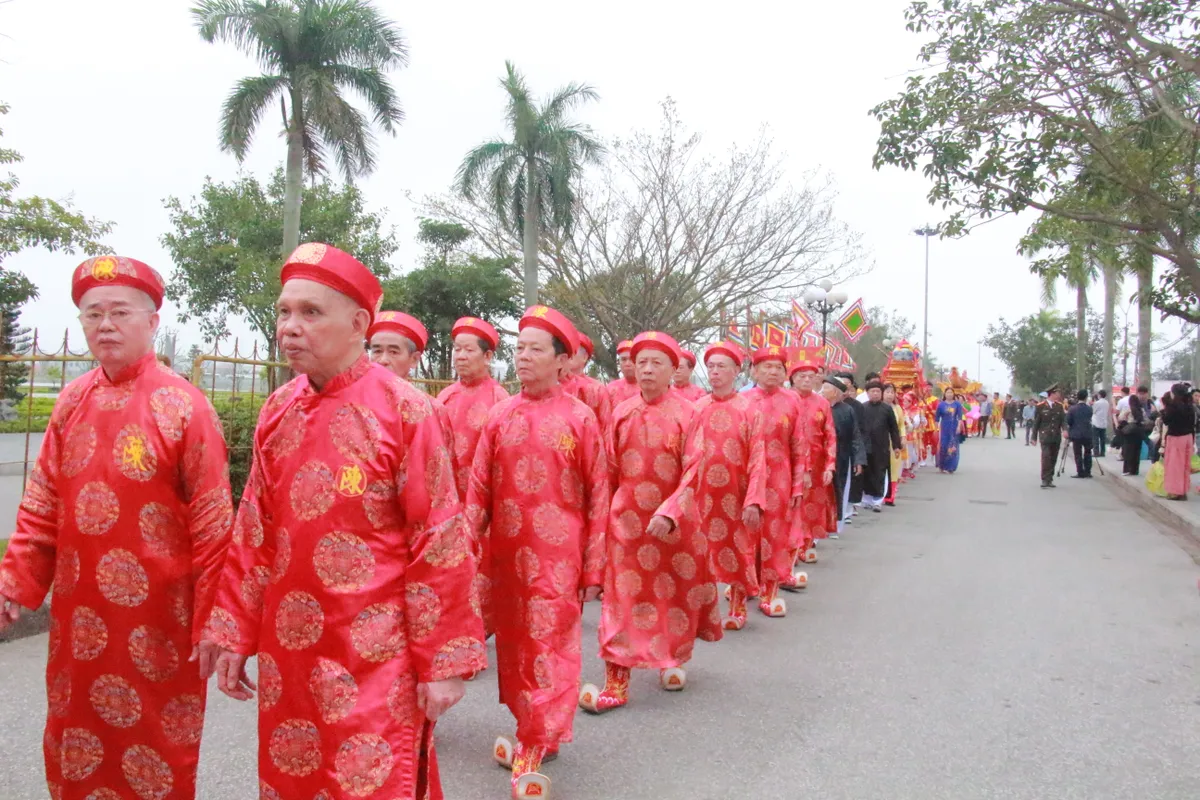 Độc đ&aacute;o nghi lễ &ldquo;rước nước, tế c&aacute;&rdquo; ở Đền Trần - Ảnh 1.