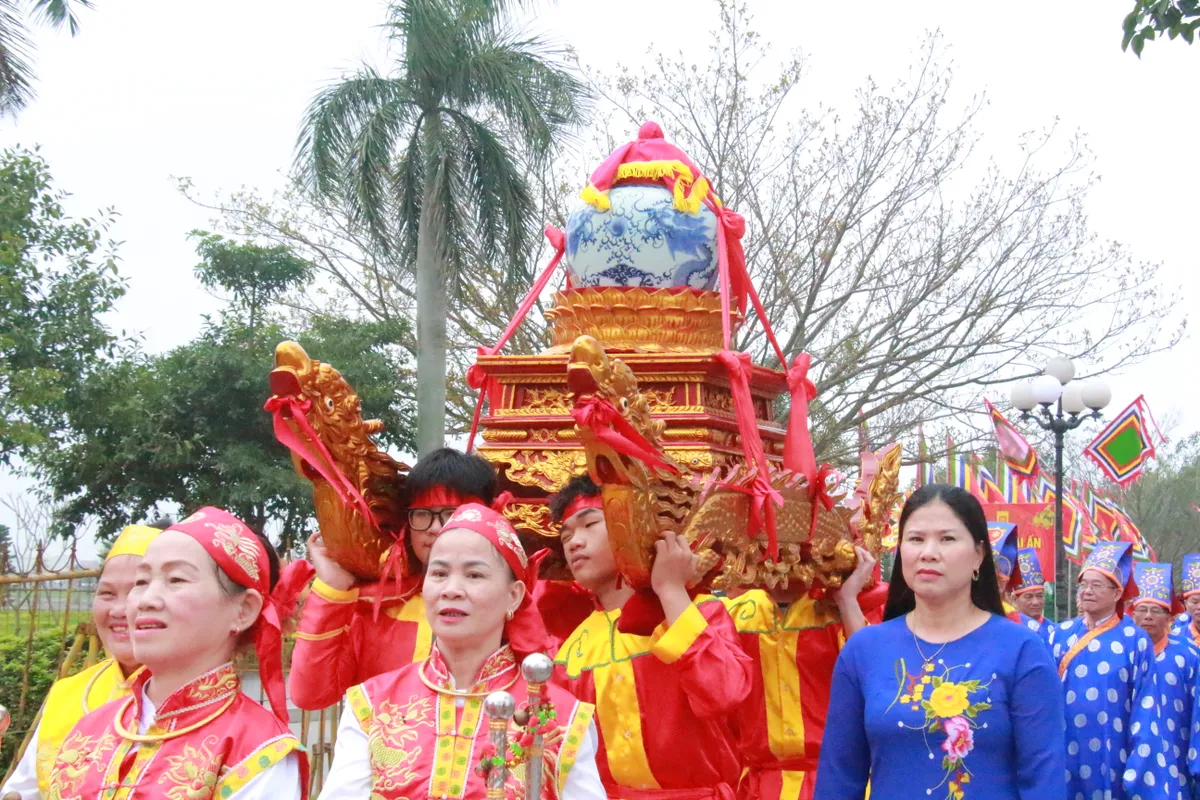 Độc đ&aacute;o nghi lễ &ldquo;rước nước, tế c&aacute;&rdquo; ở Đền Trần - Ảnh 3.