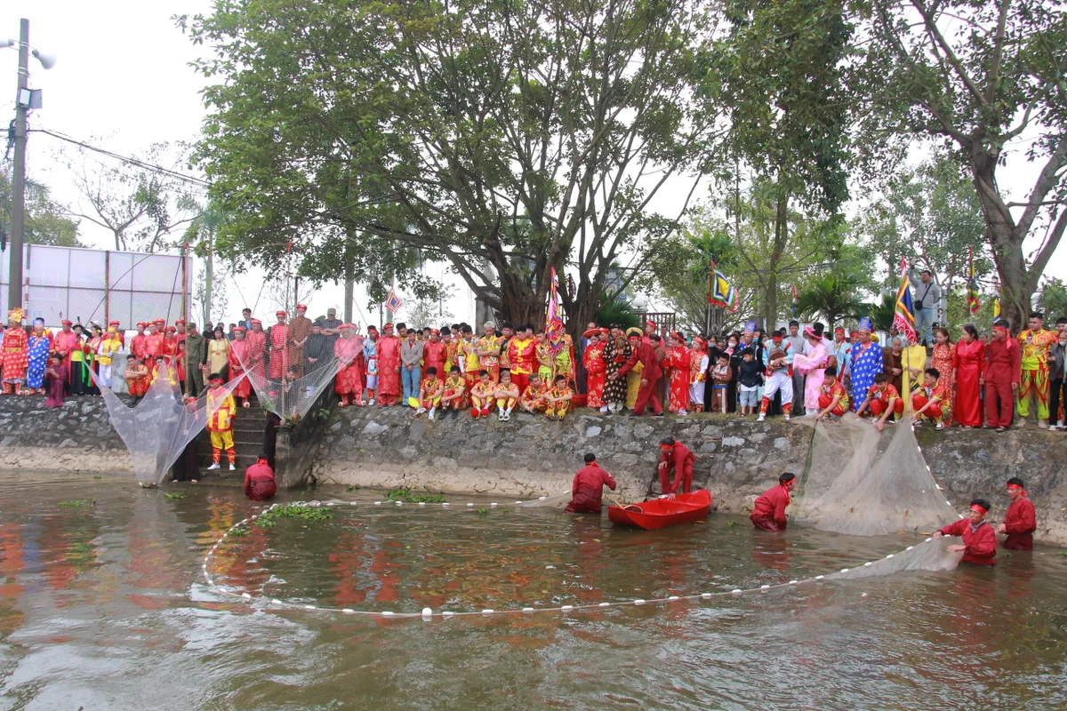 Độc đ&aacute;o nghi lễ &ldquo;rước nước, tế c&aacute;&rdquo; ở Đền Trần - Ảnh 4.