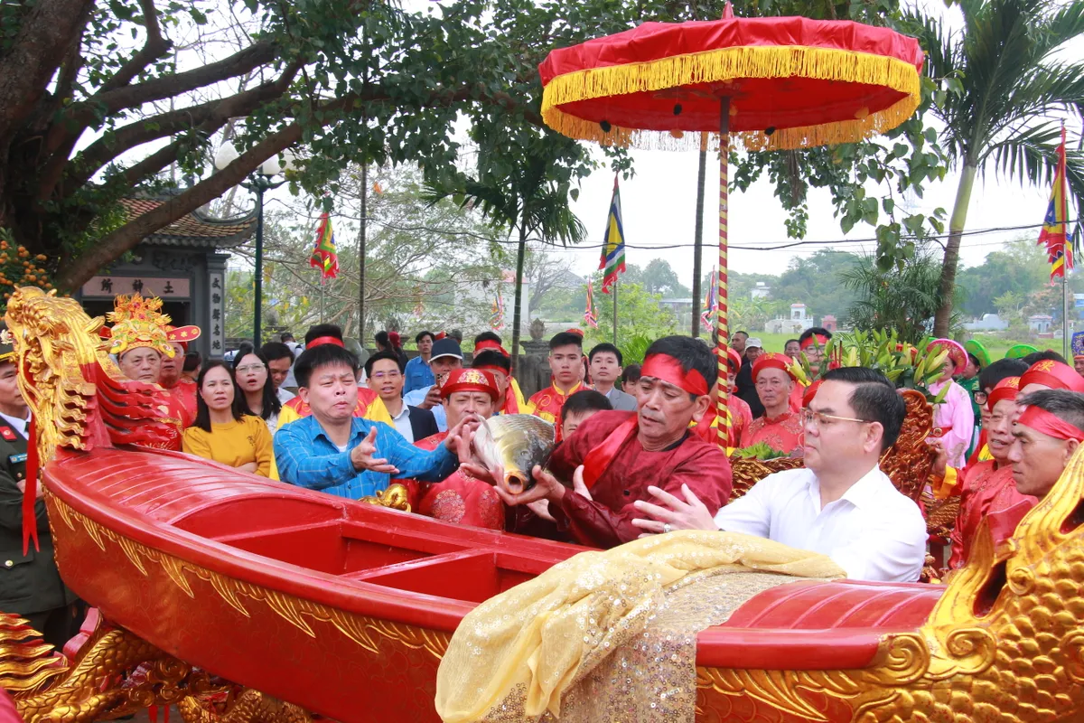 Độc đ&aacute;o nghi lễ &ldquo;rước nước, tế c&aacute;&rdquo; ở Đền Trần - Ảnh 5.