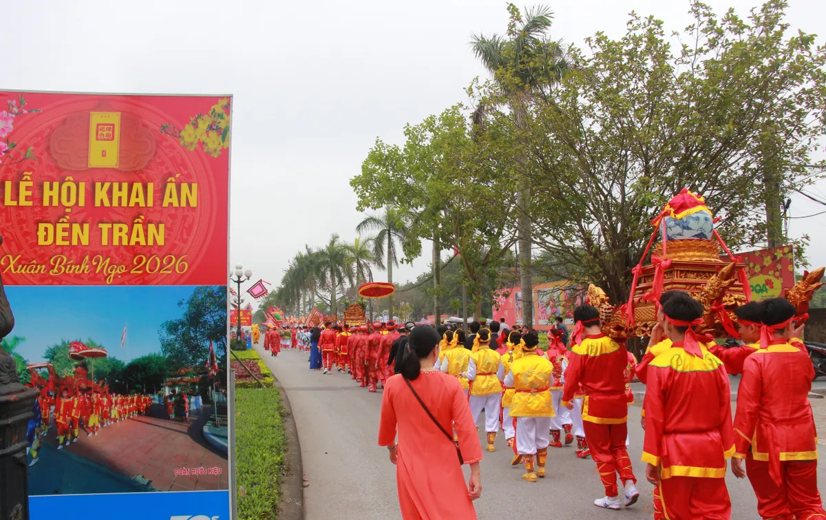 Độc đ&aacute;o nghi lễ &ldquo;rước nước, tế c&aacute;&rdquo; ở Đền Trần - Ảnh 6.