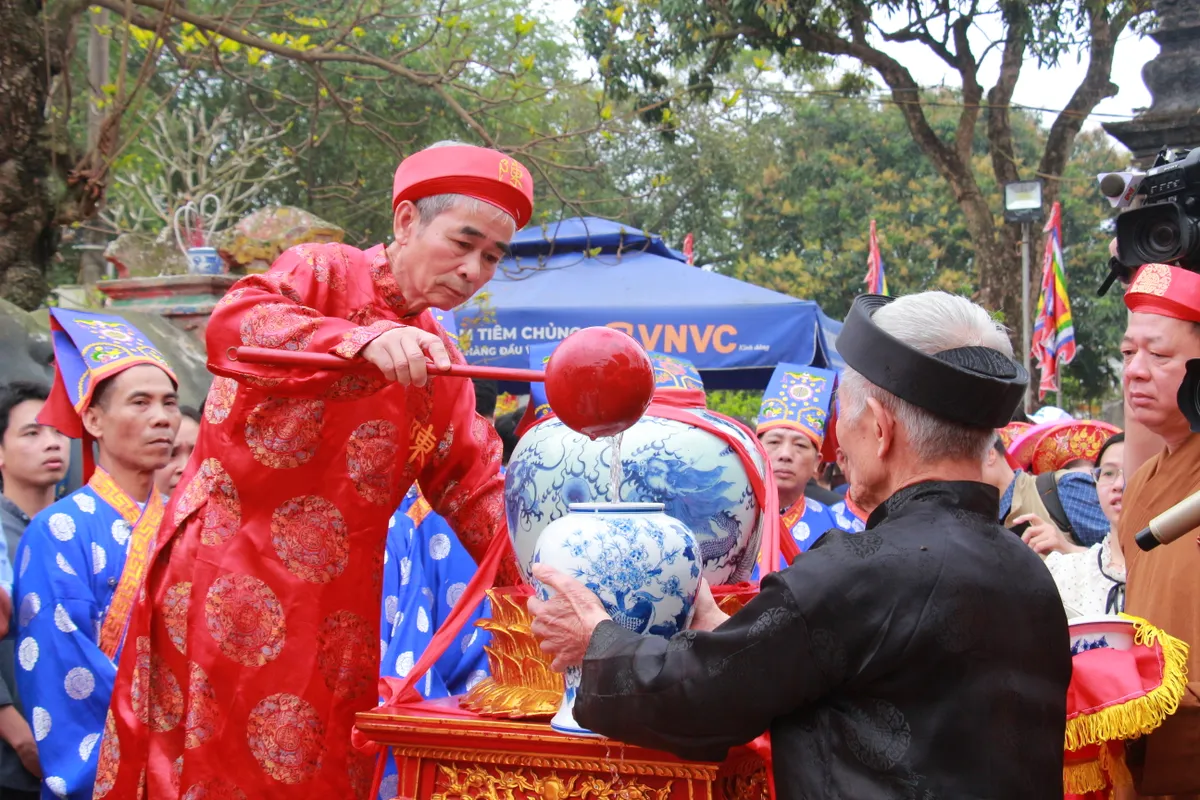 Độc đ&aacute;o nghi lễ &ldquo;rước nước, tế c&aacute;&rdquo; ở Đền Trần - Ảnh 7.