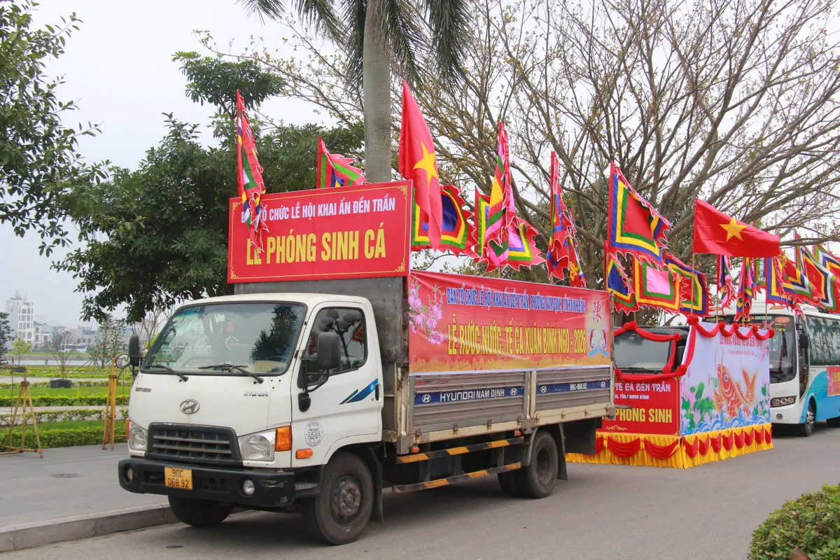 Độc đ&aacute;o nghi lễ &ldquo;rước nước, tế c&aacute;&rdquo; ở Đền Trần - Ảnh 8.