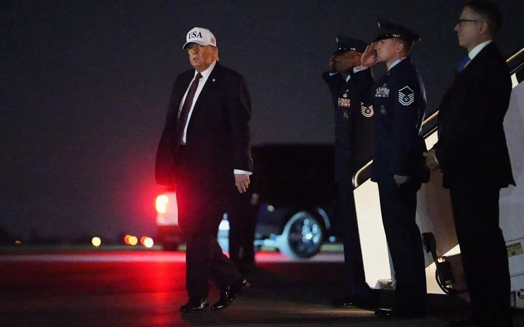 Ngày 28/2/2026, Tổng thống Trump tuyên bố Mỹ bắt đầu “chiến dịch tác chiến lớn” tại Iran (Ảnh: AP)