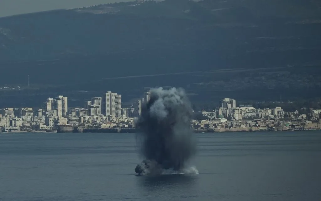 Vật thể bay phát nổ trên vùng biển vịnh Haifa, miền Bắc Israel, ngày 28/2/2026, sau khi Israel ban bố cảnh báo toàn quốc (Ảnh: AP)