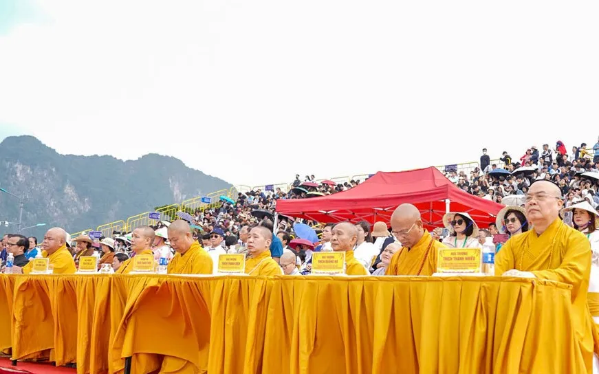 Hội xuân Tam Chúc: Rạng rỡ "Bình minh cõi Phật" - Ảnh 3.
