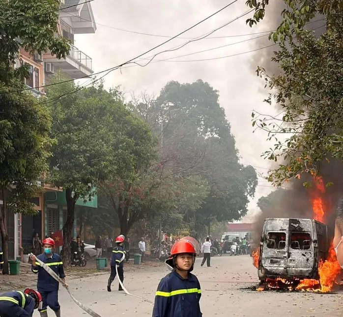 Xe &ocirc; t&ocirc; 16 chỗ ch&aacute;y rụi tr&ecirc;n đường ở Bắc Ninh- Ảnh 1.