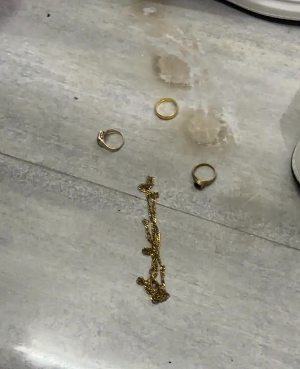 Thanh niên đi SH áp sát làm nạn nhân ngã xuống đường rồi hù dọa, cướp tài sản- Ảnh 2. Thanh niên đi SH áp sát làm nạn nhân ngã xuống đường rồi hù dọa, cướp tài sản- Ảnh 2.