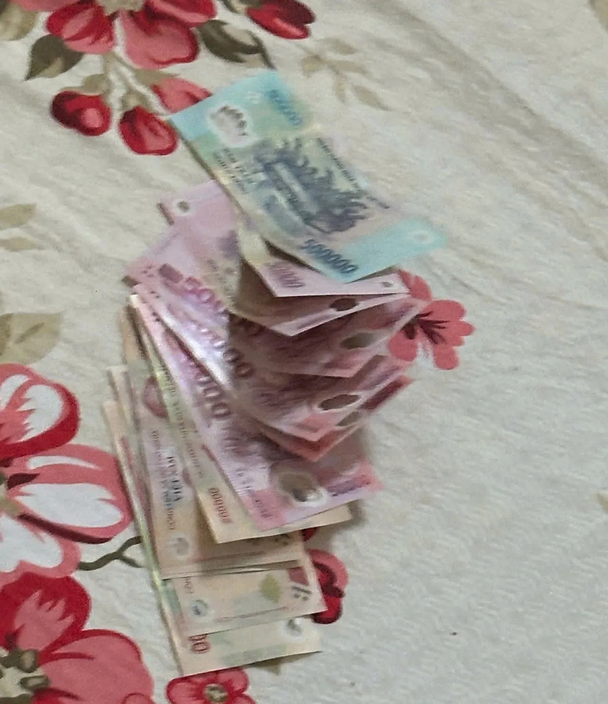 Thanh niên đi SH áp sát làm nạn nhân ngã xuống đường rồi hù dọa, cướp tài sản- Ảnh 3. Thanh niên đi SH áp sát làm nạn nhân ngã xuống đường rồi hù dọa, cướp tài sản- Ảnh 3.