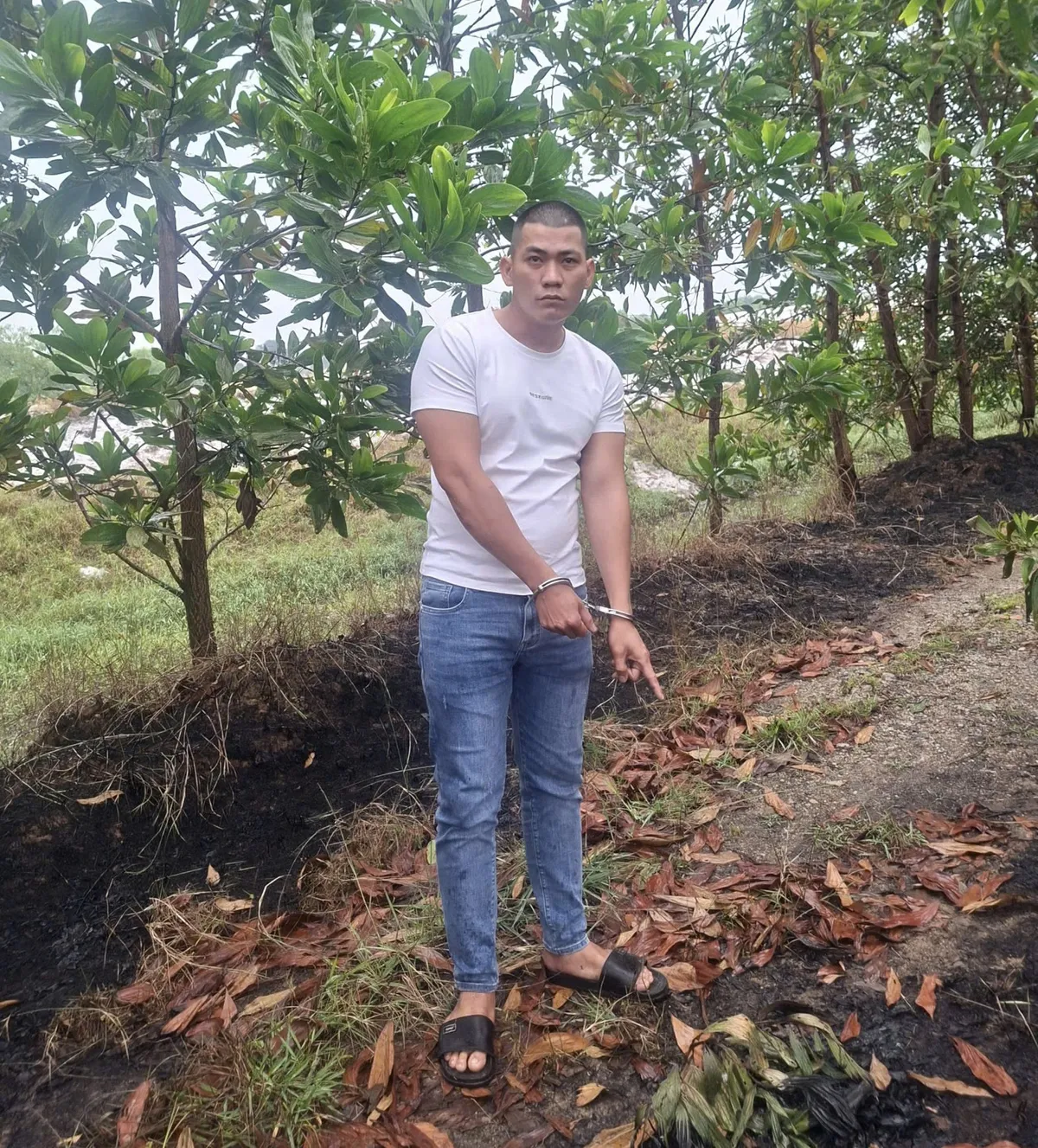 Thanh niên đi SH áp sát làm nạn nhân ngã xuống đường rồi hù dọa, cướp tài sản- Ảnh 1. Thanh niên đi SH áp sát làm nạn nhân ngã xuống đường rồi hù dọa, cướp tài sản- Ảnh 1.