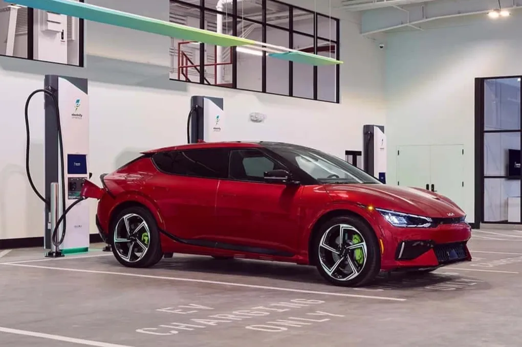 Nghi&ecirc;n cứu mới: Lạm dụng sạc nhanh c&oacute; thể khiến pin xe điện xuống cấp nhanh hơn- Ảnh 1.